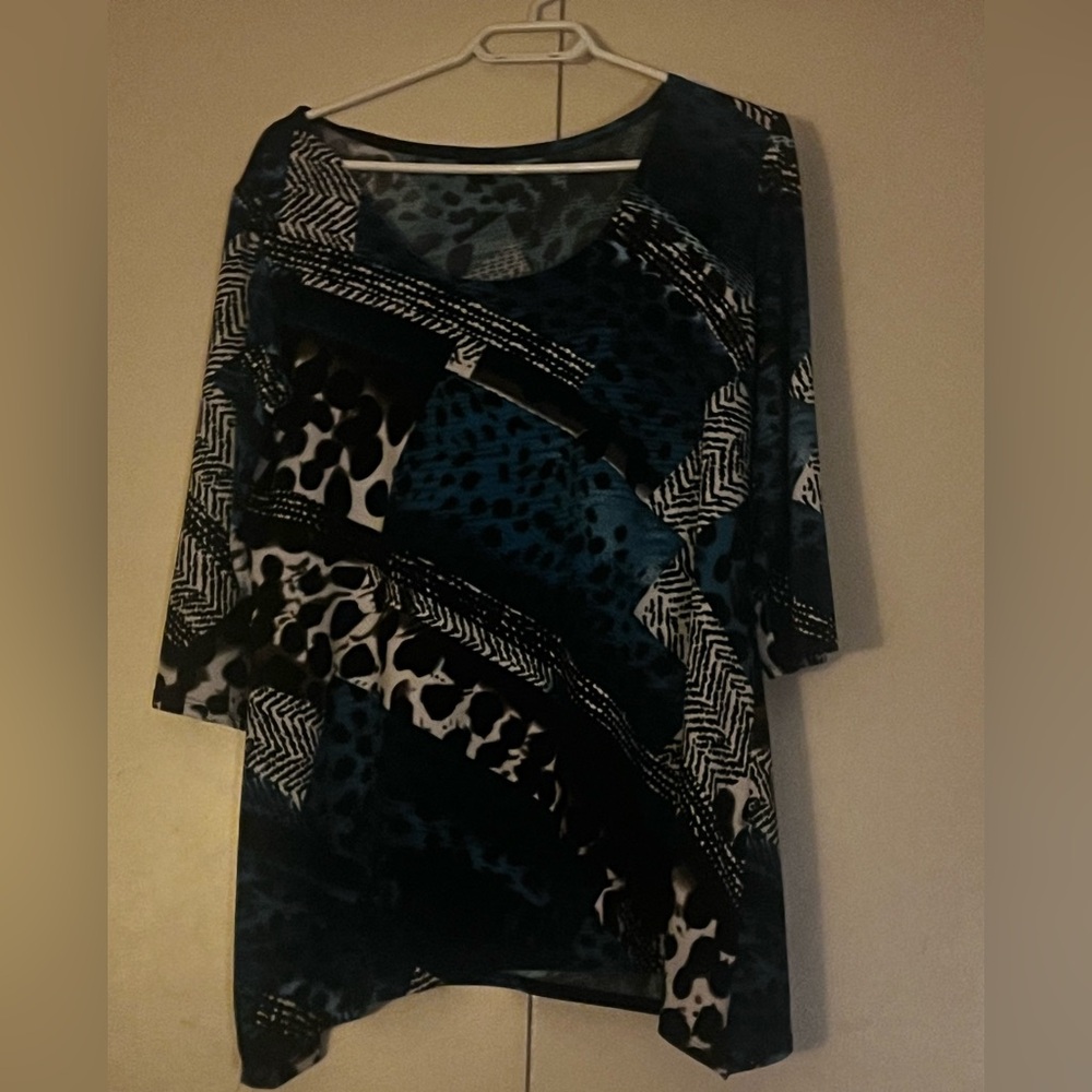 🆓Women’s +  Animal Print Patchwork Top (minor flaws)